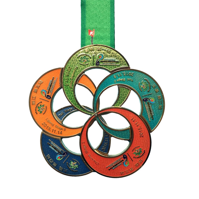 Brugerdefinerede trofæer og medaljer Sportsguld Militær sportscykling Medaljer Ribbon Metal Fodbold 3D Medal